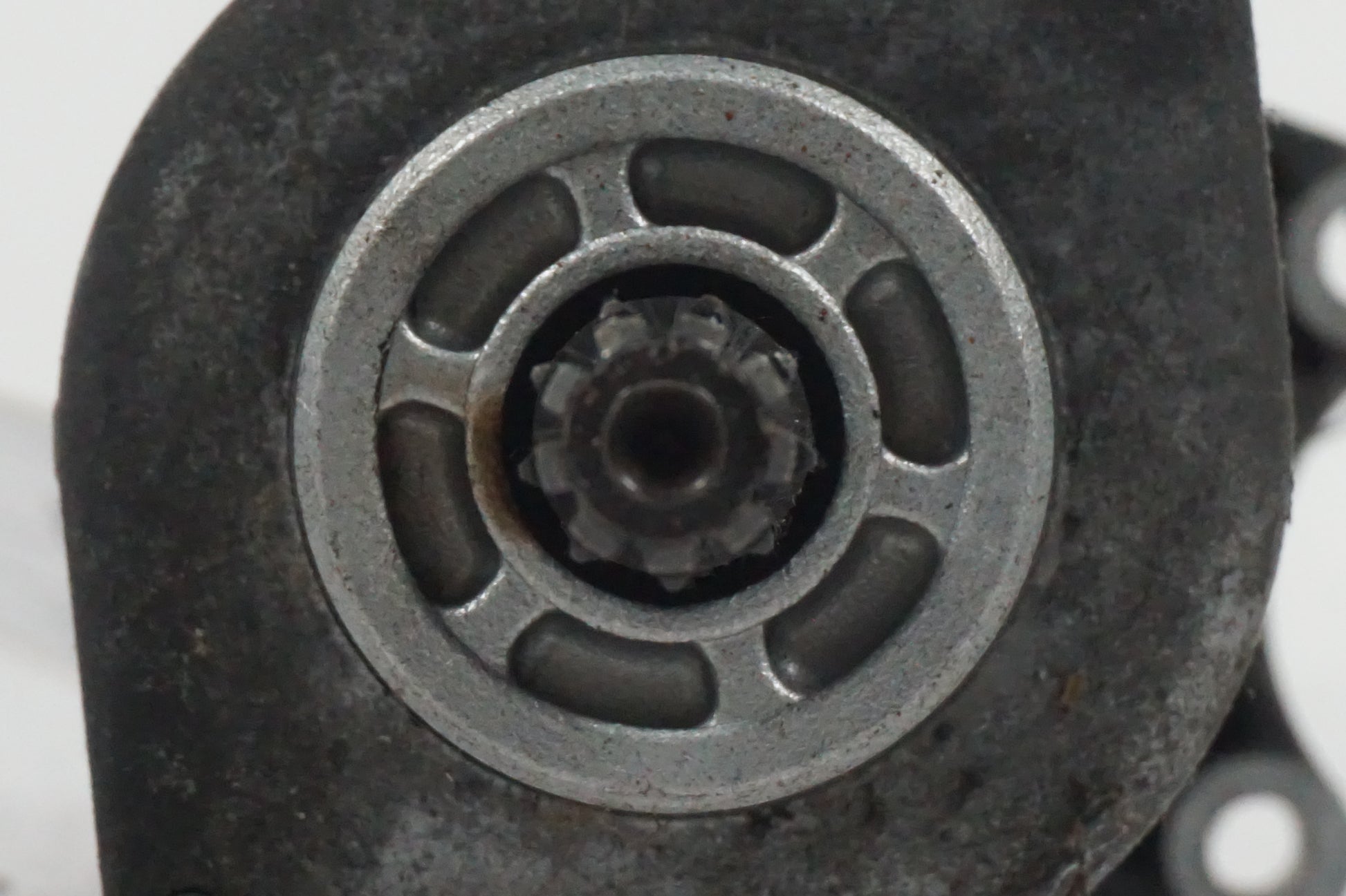 Snett uppifrån på Startmotor från en Cagiva Raptor 1000 -2002 motorcykel.