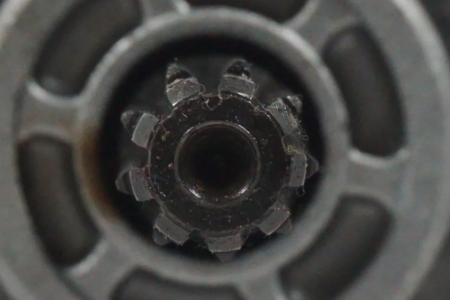 Snett nerifrån på Startmotor från en Cagiva Raptor 1000 -2002 motorcykel.