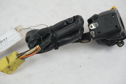 Snett nerifrån på Styrelreglage från en Cagiva Raptor 1000 -2002 motorcykel.