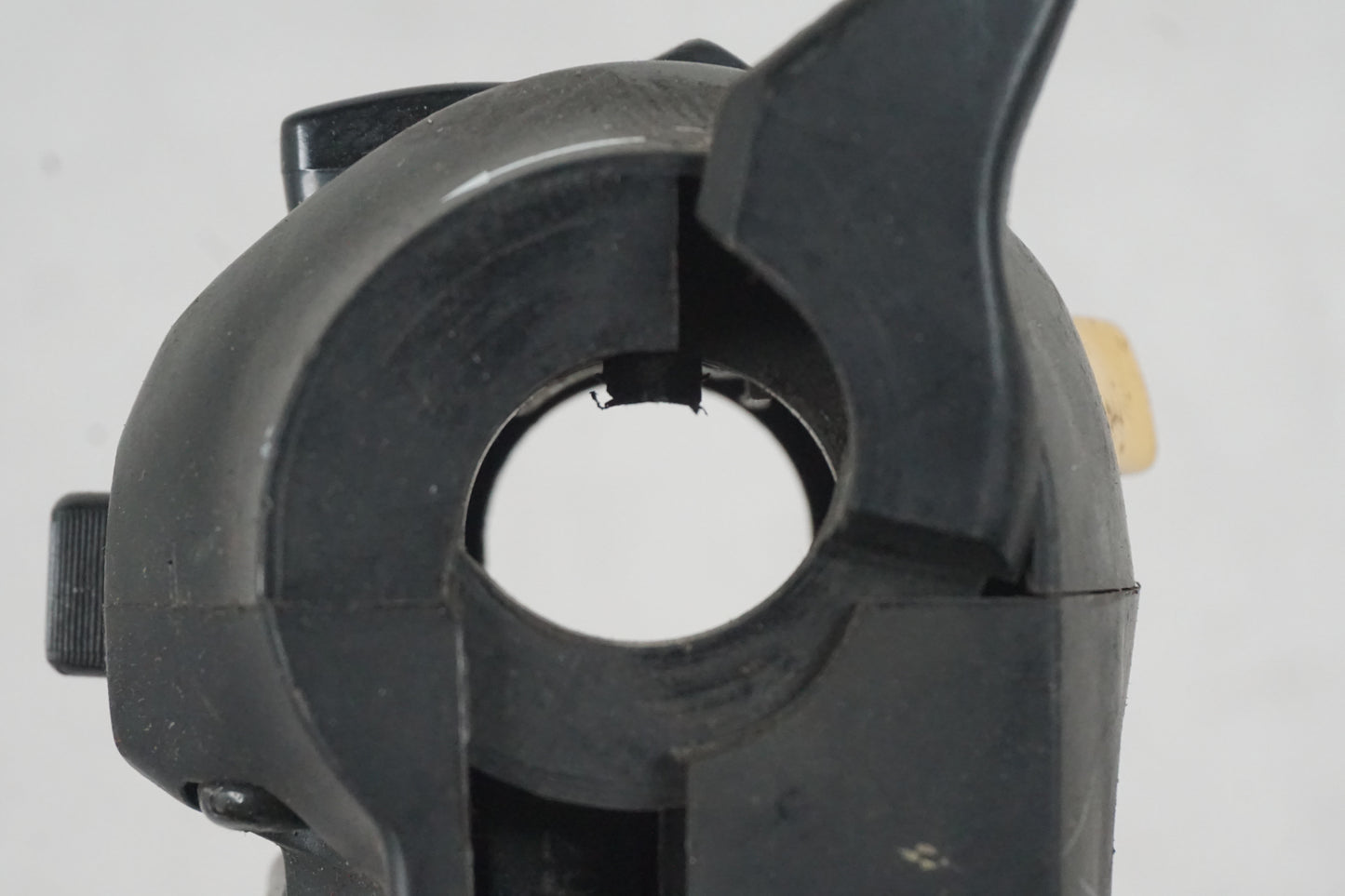 Extrabild1 på Styrelreglage från en Cagiva Raptor 1000 -2002 motorcykel.