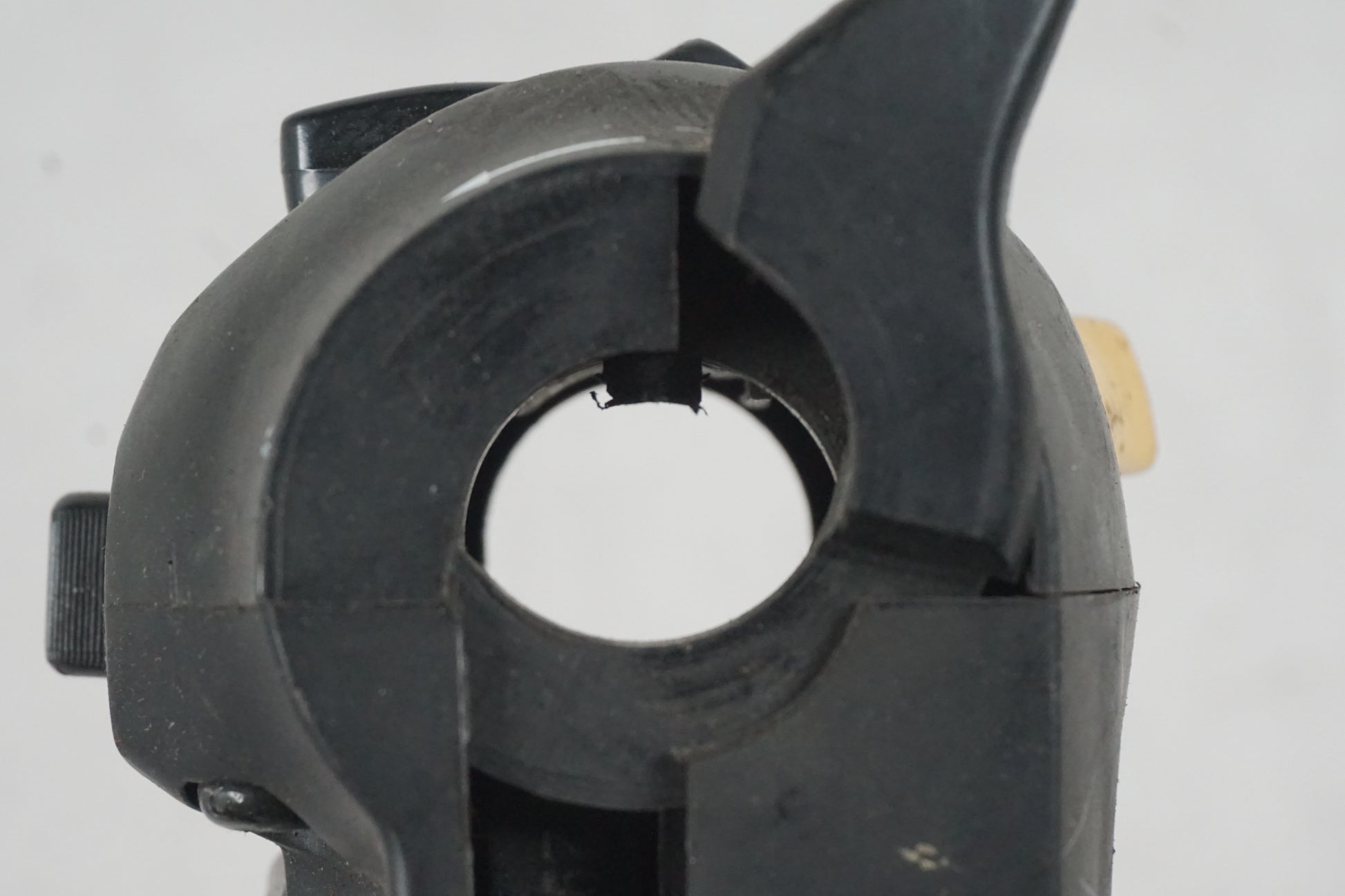 Extrabild1 på Styrelreglage från en Cagiva Raptor 1000 -2002 motorcykel.