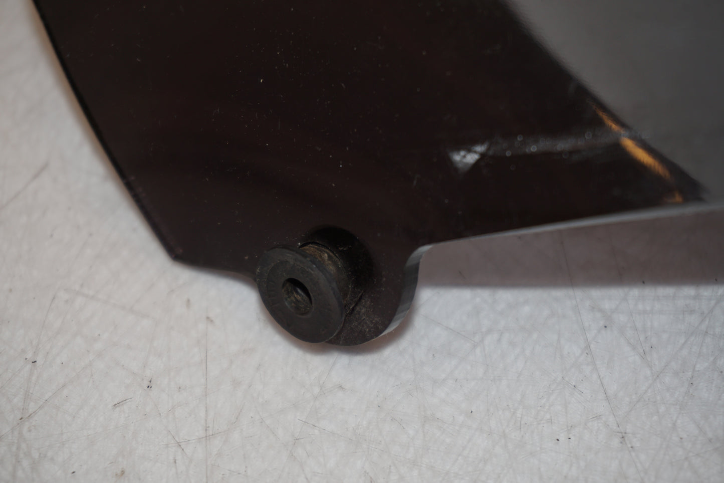 Snett uppifrån på Vindruta från en Suzuki TL 1000 S -1997 motorcykel.