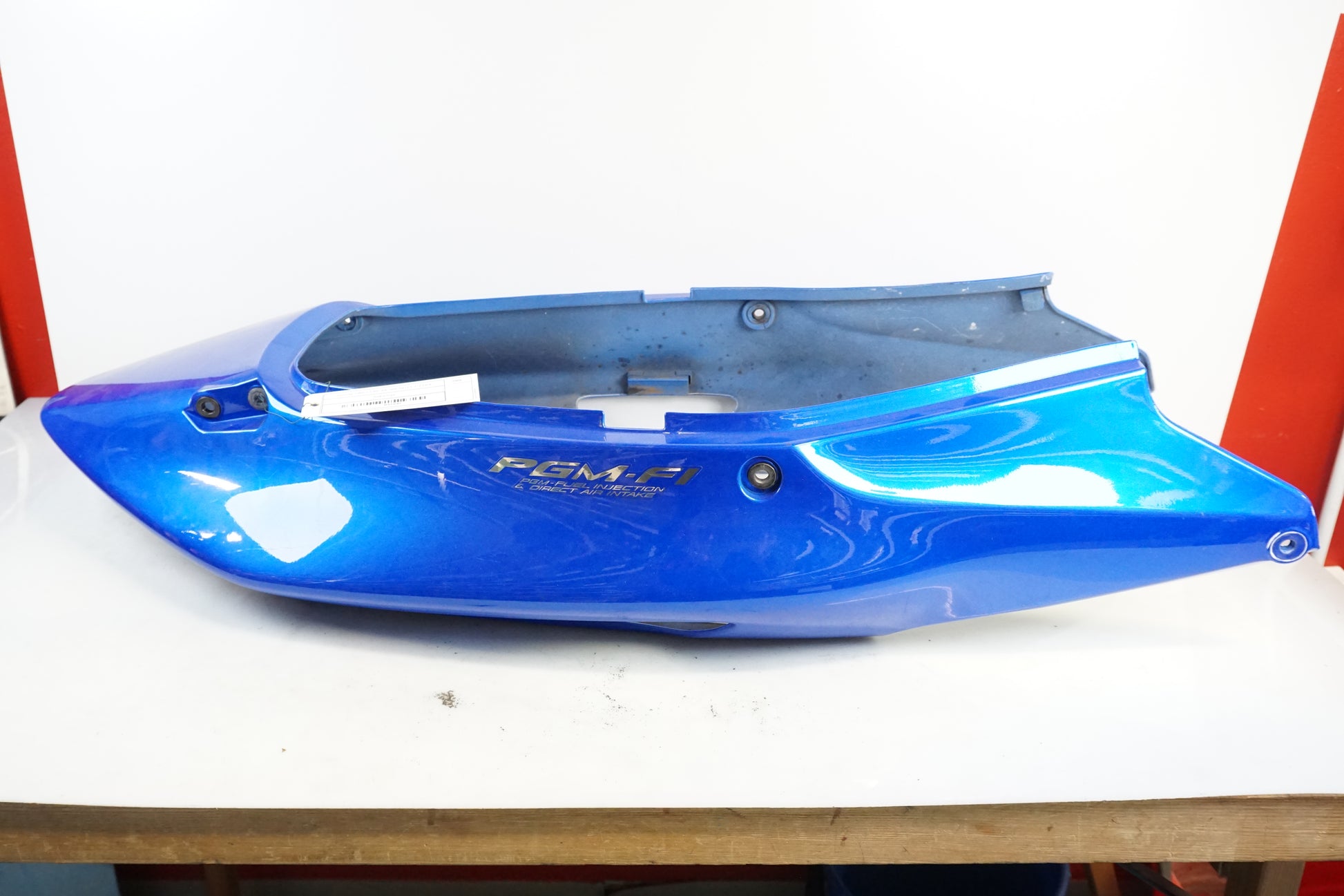 Höger sida på Bakvinge från en Honda CBR 1100 XX -2000 motorcykel.