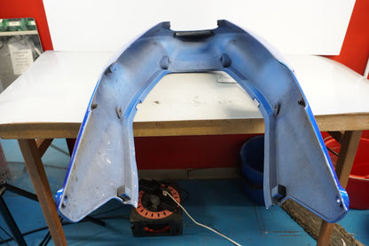 Snett nerifrån på Bakvinge från en Honda CBR 1100 XX -2000 motorcykel.