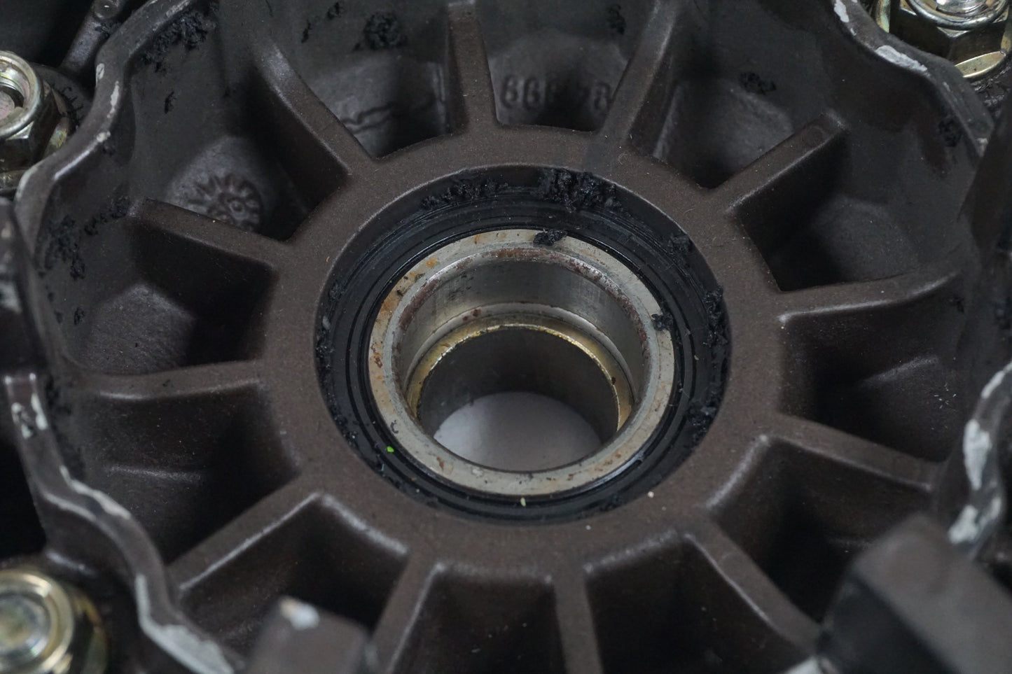 Snett nerifrån på Drevfäste från en Cagiva Raptor 1000 -2002 motorcykel.