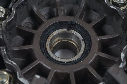 Snett nerifrån på Drevfäste från en Cagiva Raptor 1000 -2002 motorcykel.