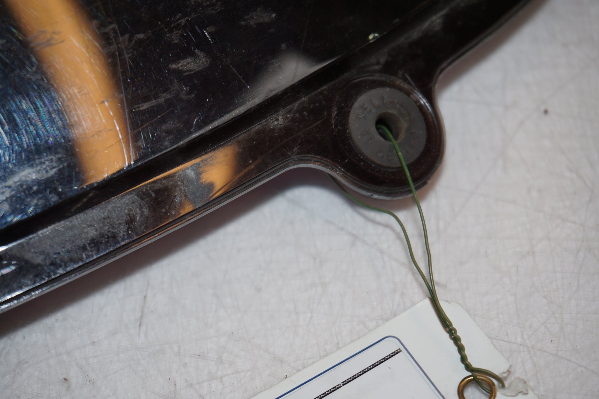 Snett nerifrån på Vindruta från en Suzuki GSX-R 600 -2004 motorcykel.