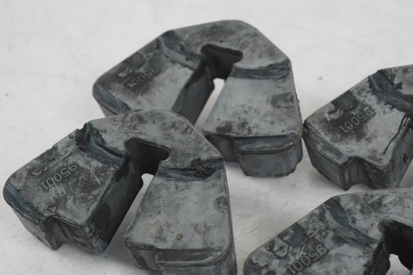 Snett nerifrån på Ryckutjämnare från en Cagiva Raptor 1000 -2002 motorcykel.