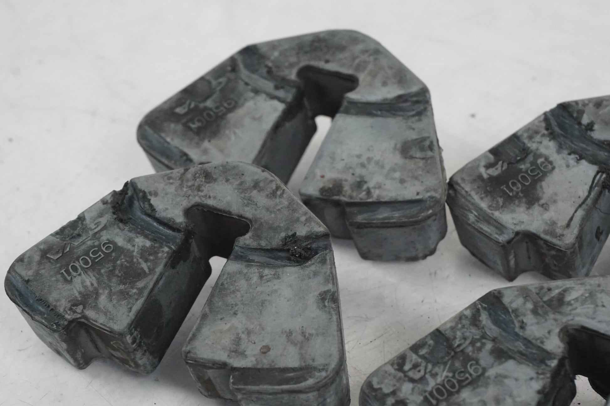 Snett nerifrån på Ryckutjämnare från en Cagiva Raptor 1000 -2002 motorcykel.