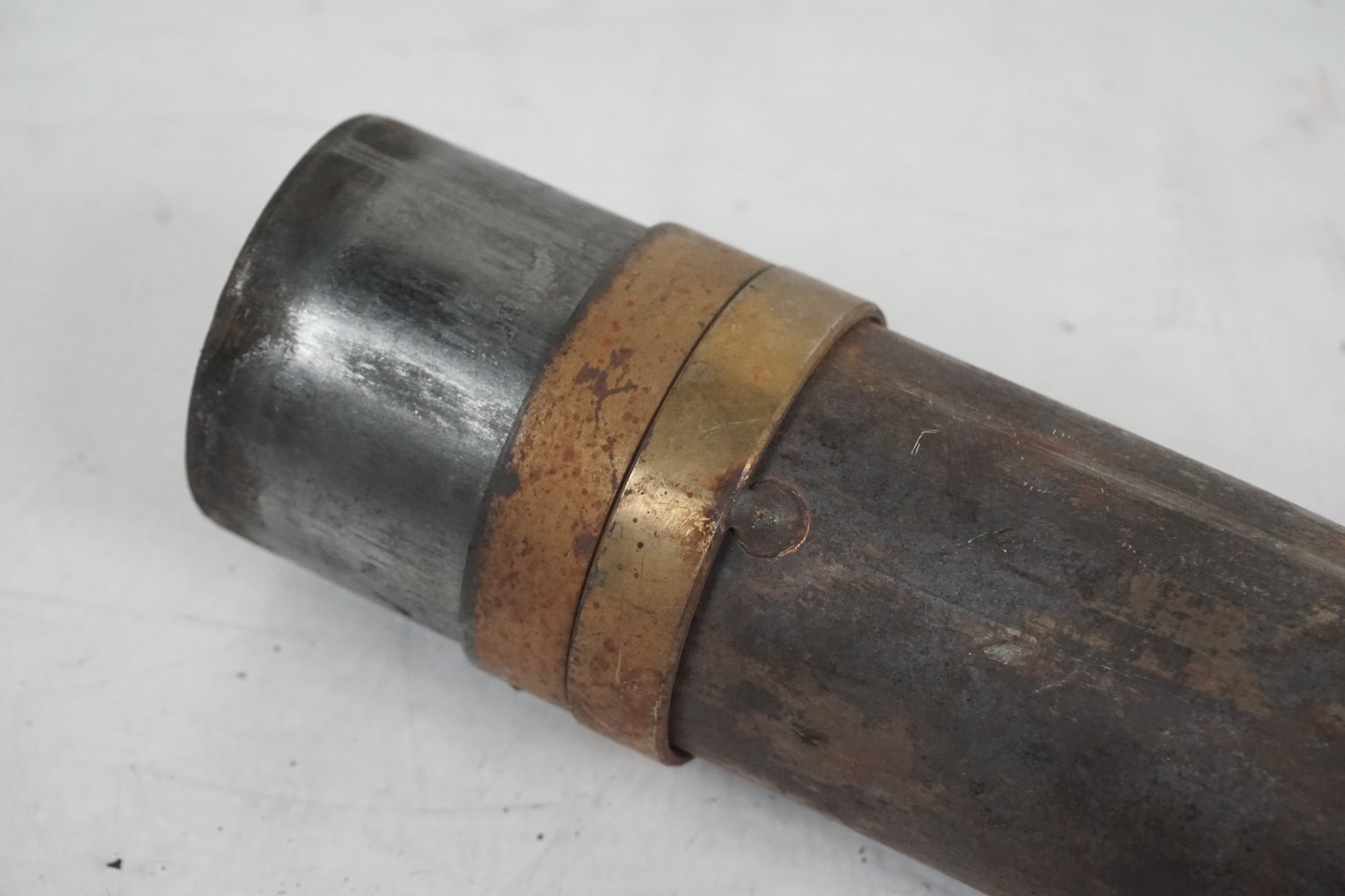 Vänster sida på Grenrör från en Cagiva Raptor 1000 -2002 motorcykel.