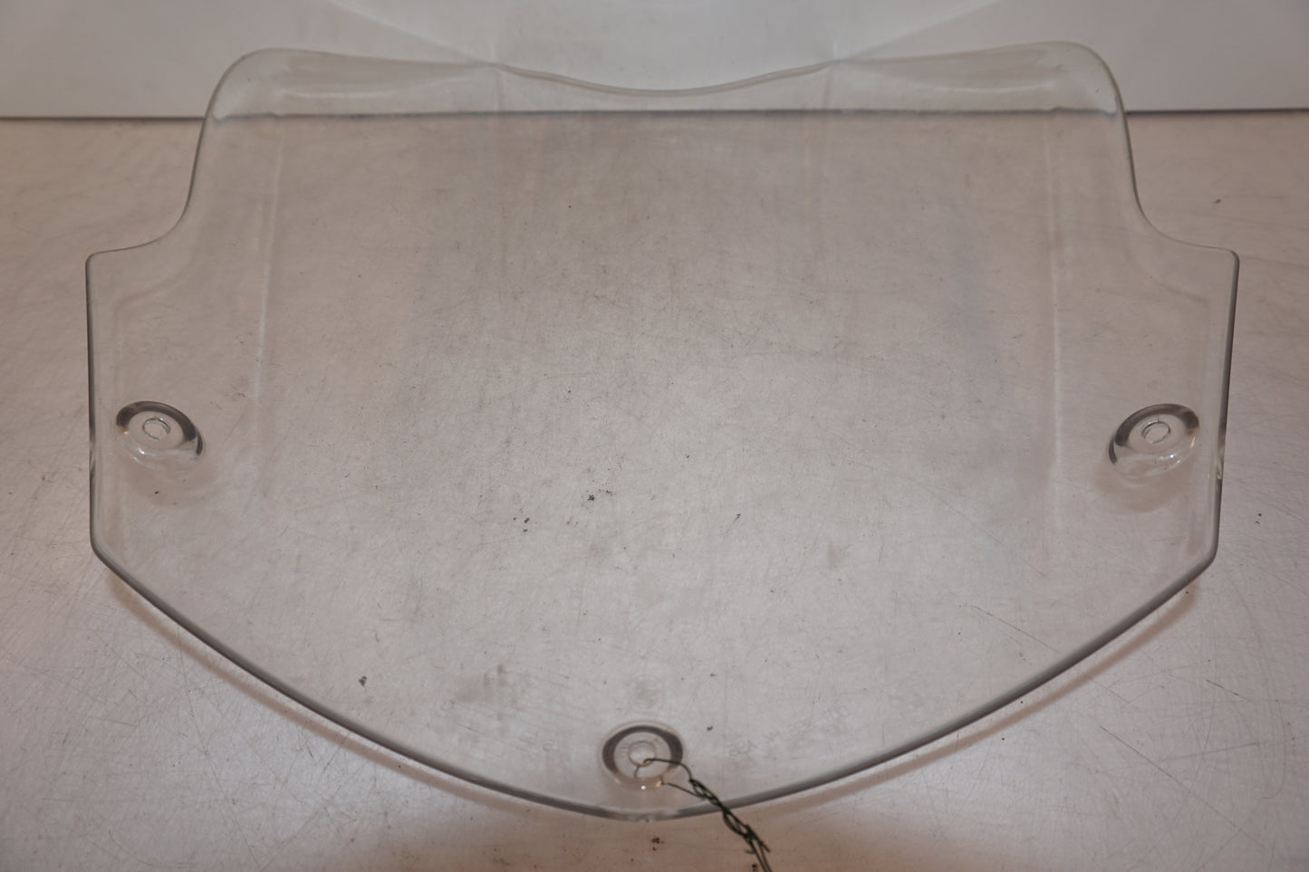 Snett nerifrån på Vindruta från en BMW F 800 ST -2010 motorcykel.