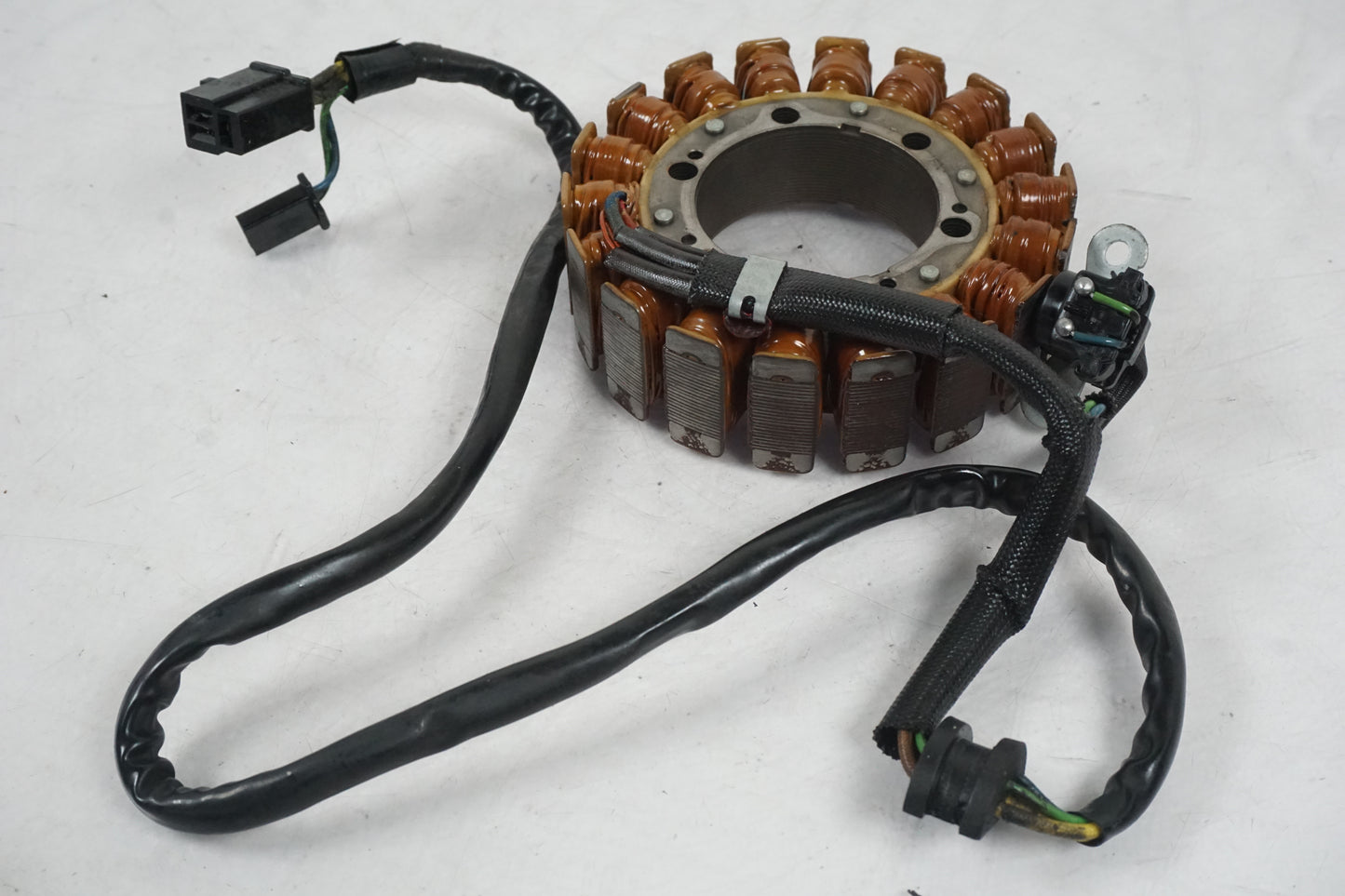 Vänster sida på Generator från en Cagiva Raptor 1000 -2002 motorcykel.