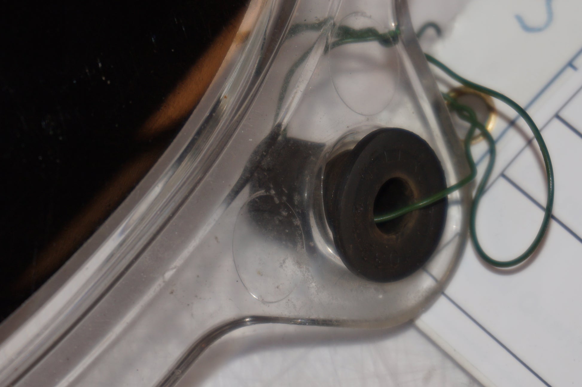 Snett nerifrån på Vindruta från en Suzuki SV 650 -2007 motorcykel.