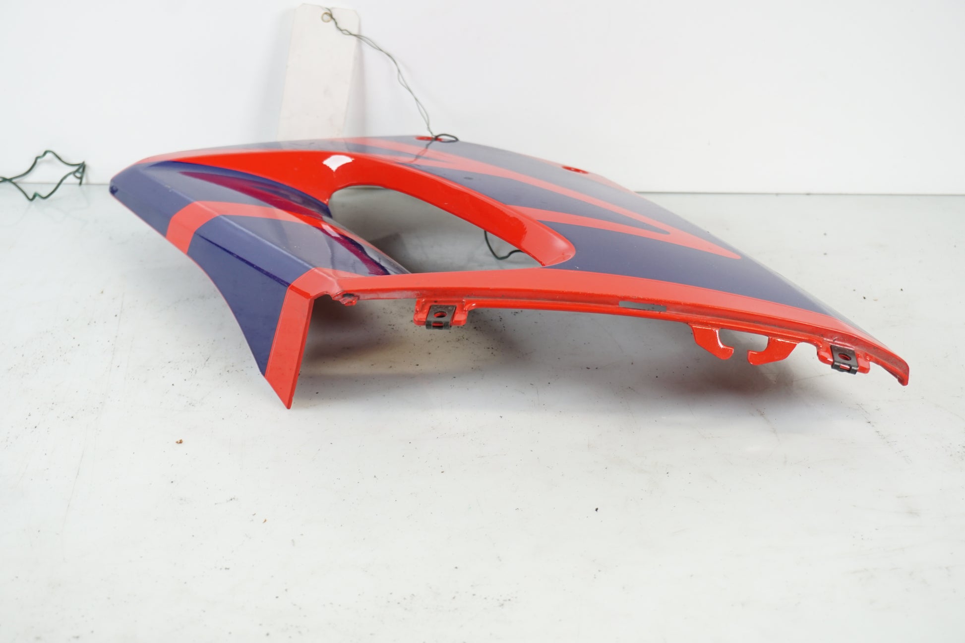 Baksidan på Sidkåpa från en Honda CBR 125 R -2005 motorcykel.