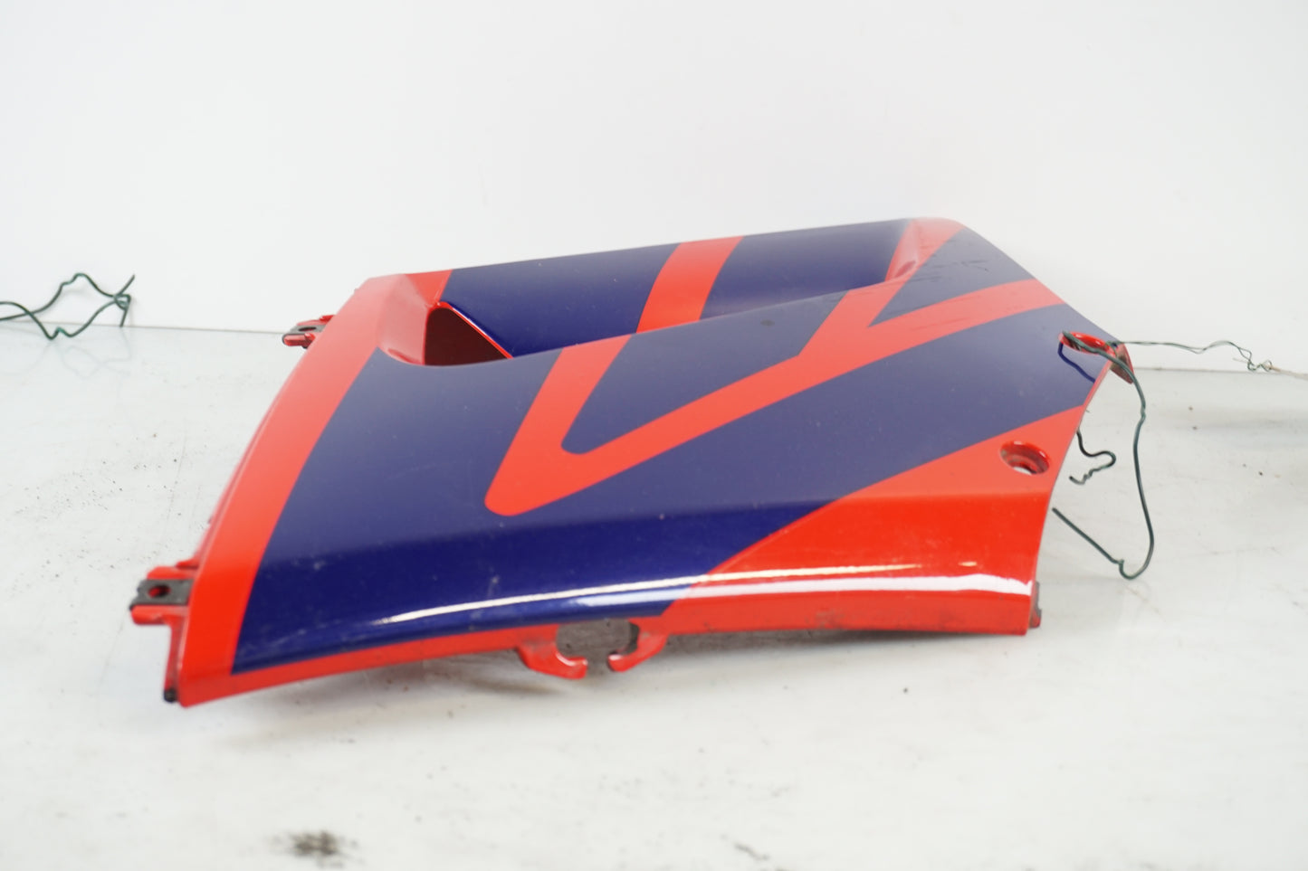 Höger sida på Sidkåpa från en Honda CBR 125 R -2005 motorcykel.