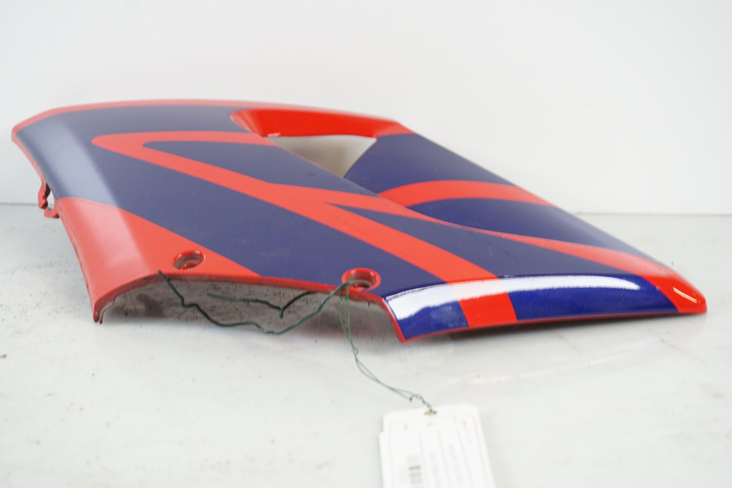 Vänster sida på Sidkåpa från en Honda CBR 125 R -2005 motorcykel.