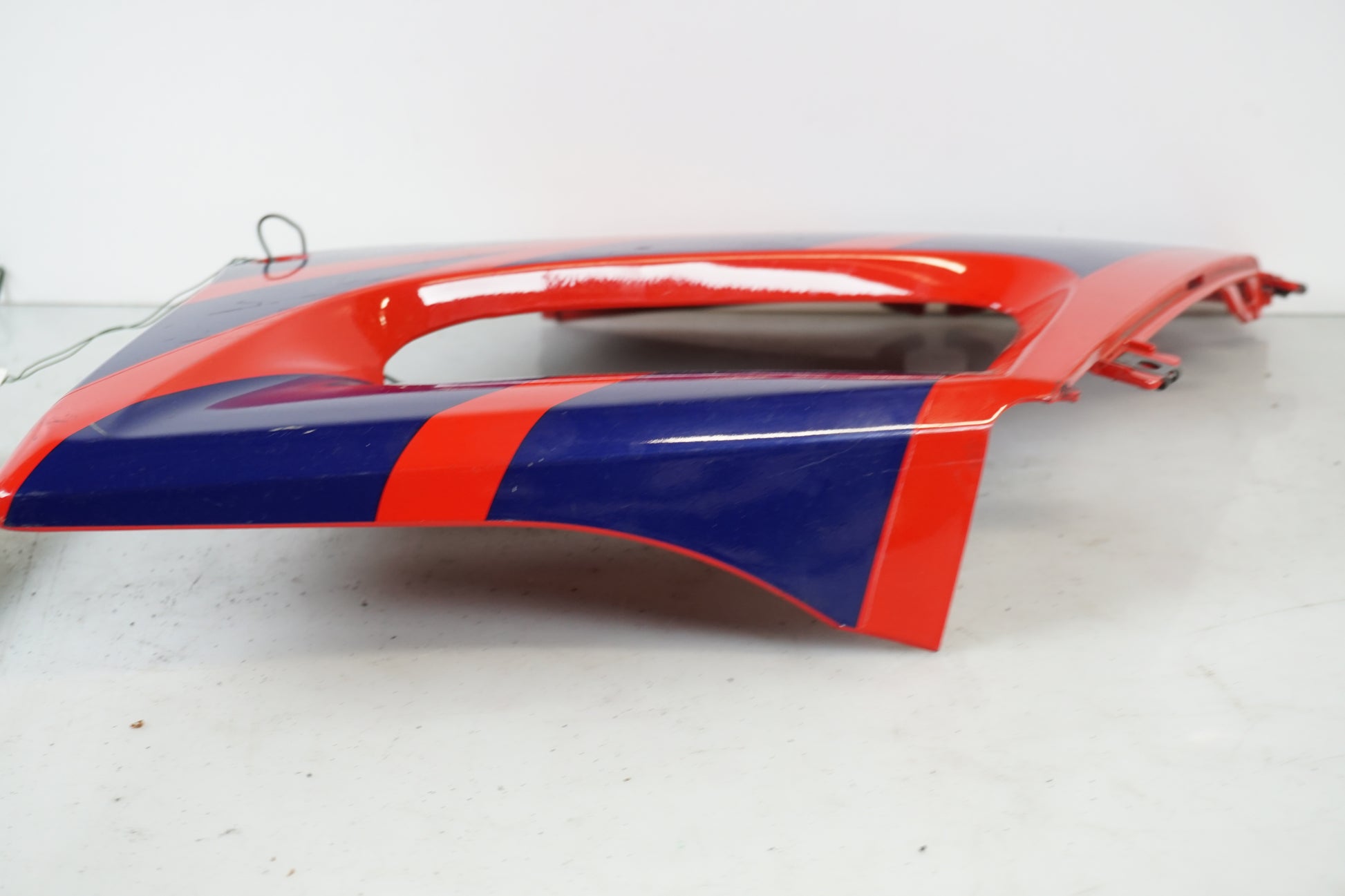 Snett uppifrån på Sidkåpa från en Honda CBR 125 R -2005 motorcykel.