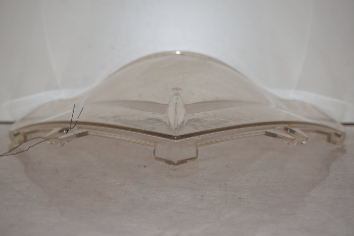 Baksidan på Vindruta från en BMW K 1200 S -2006 motorcykel.