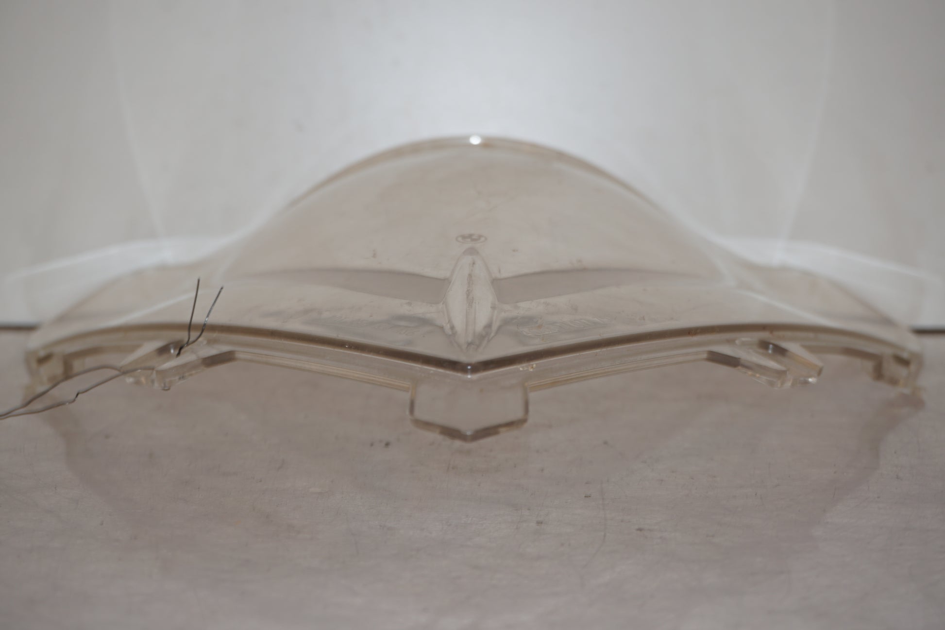 Baksidan på Vindruta från en BMW K 1200 S -2006 motorcykel.