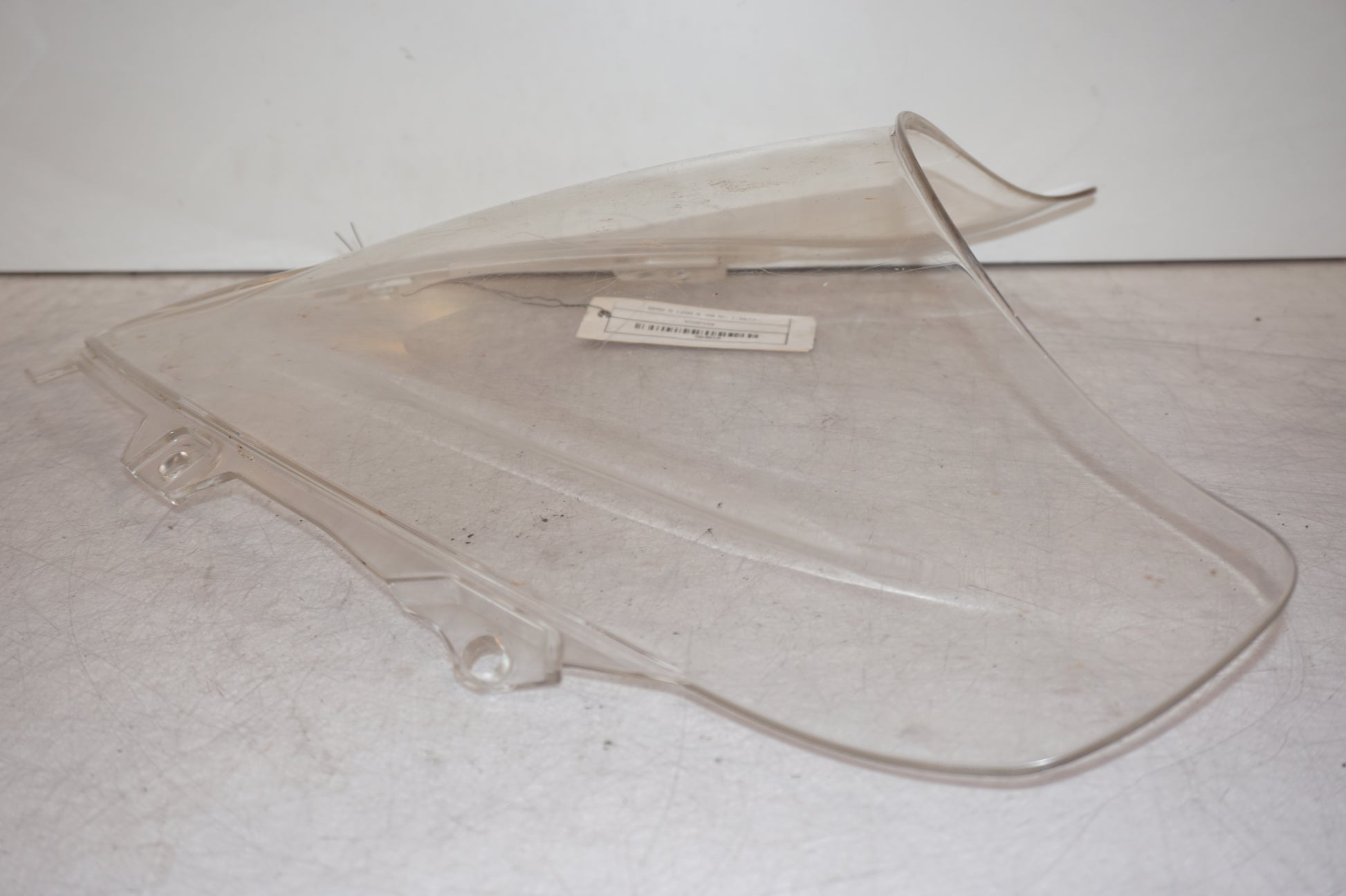 Snett nerifrån på Vindruta från en BMW K 1200 S -2006 motorcykel.