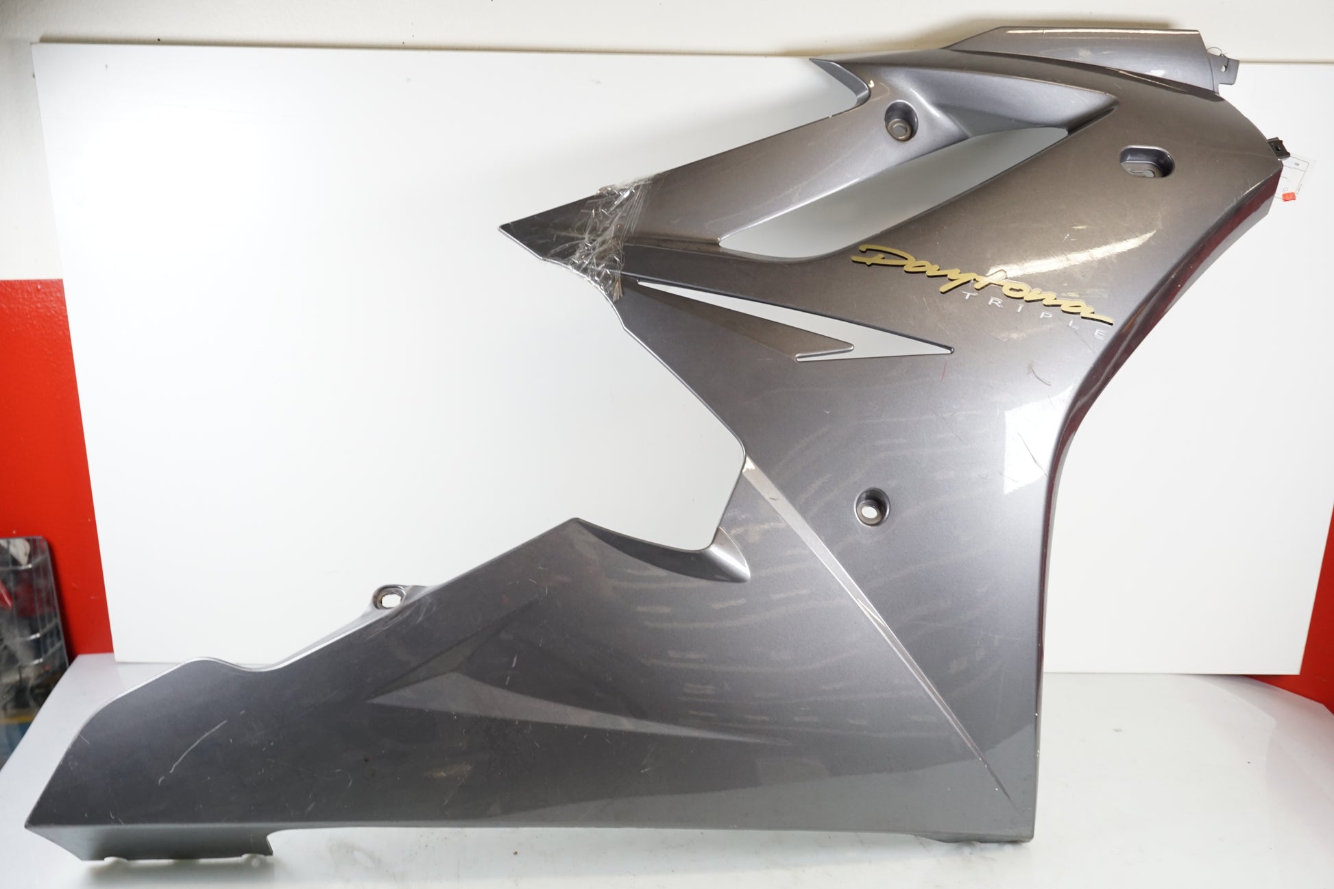 Framsidan på Sidkåpa från en Triumph Daytona 675 -2006 motorcykel.