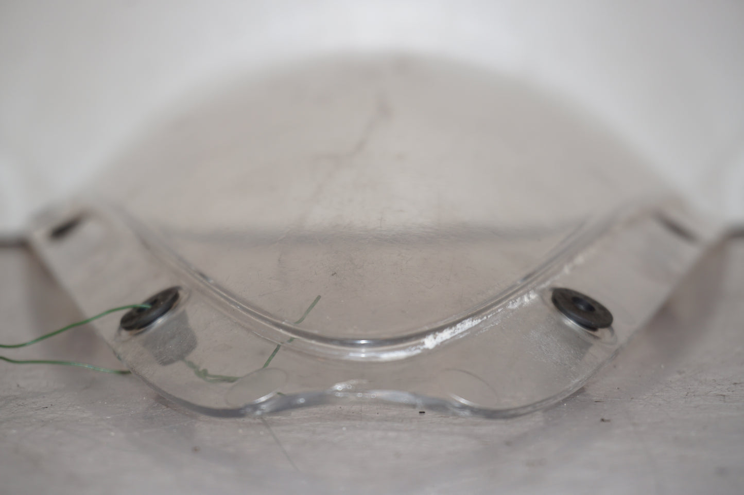 Baksidan på Vindruta från en Yamaha YZF-R 125 -2009 motorcykel.