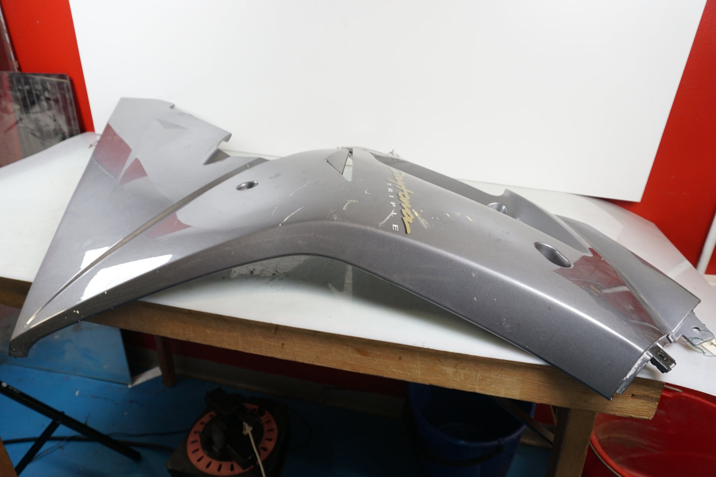 Snett uppifrån på Sidkåpa från en Triumph Daytona 675 -2006 motorcykel.