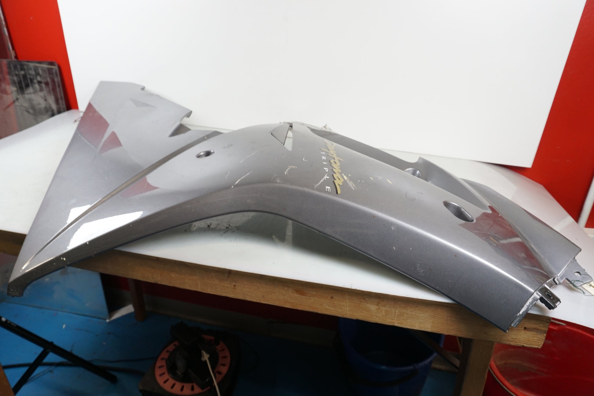 Snett uppifrån på Sidkåpa från en Triumph Daytona 675 -2006 motorcykel.