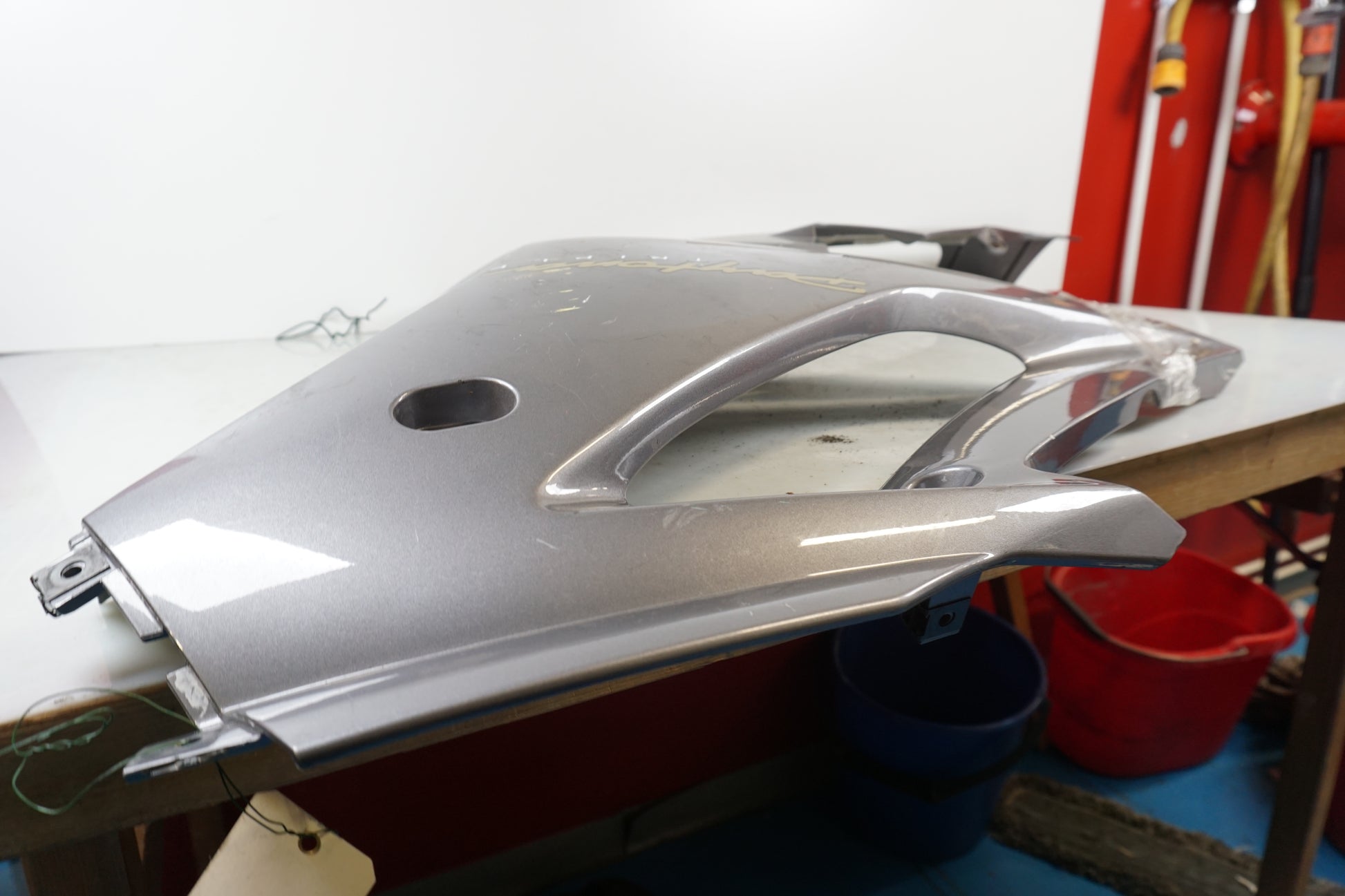 Snett nerifrån på Sidkåpa från en Triumph Daytona 675 -2006 motorcykel.