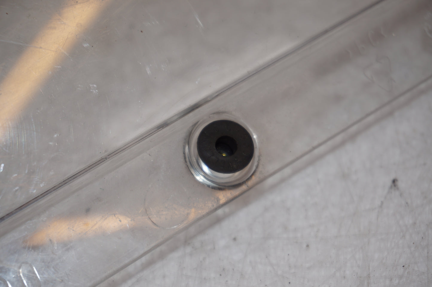 Snett uppifrån på Vindruta från en Yamaha YZF-R 125 -2009 motorcykel.