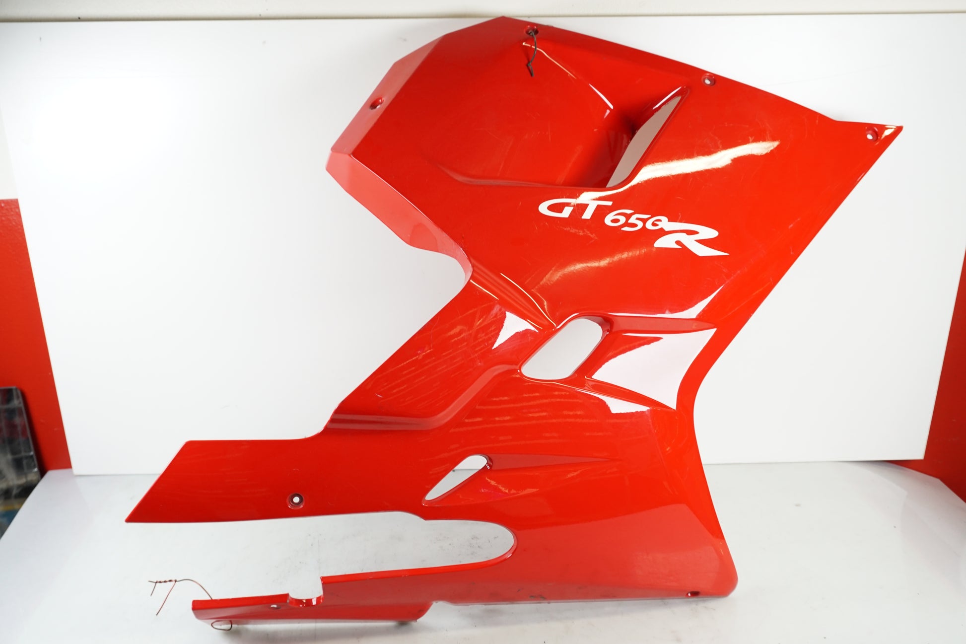 Framsidan på Sidkåpa från en Hyosung GT 650 -2006 motorcykel.