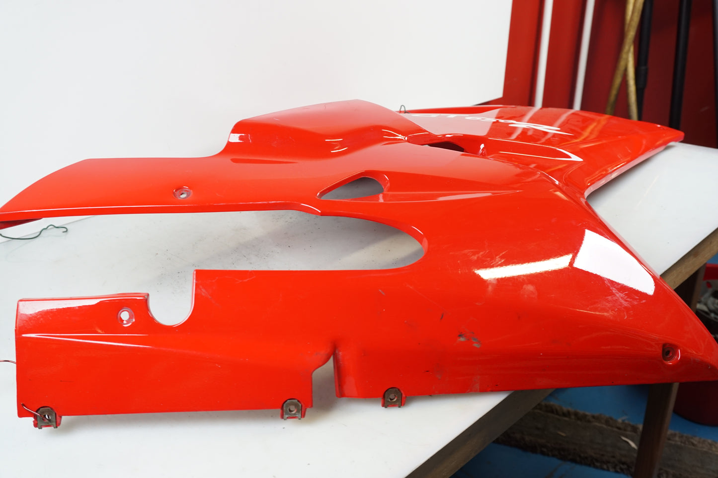 Baksidan på Sidkåpa från en Hyosung GT 650 -2006 motorcykel.