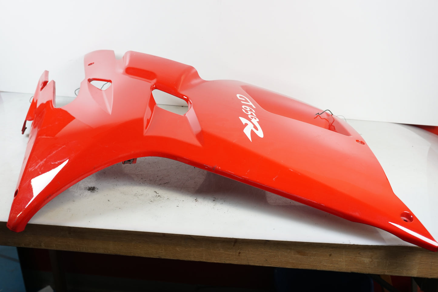 Höger sida på Sidkåpa från en Hyosung GT 650 -2006 motorcykel.