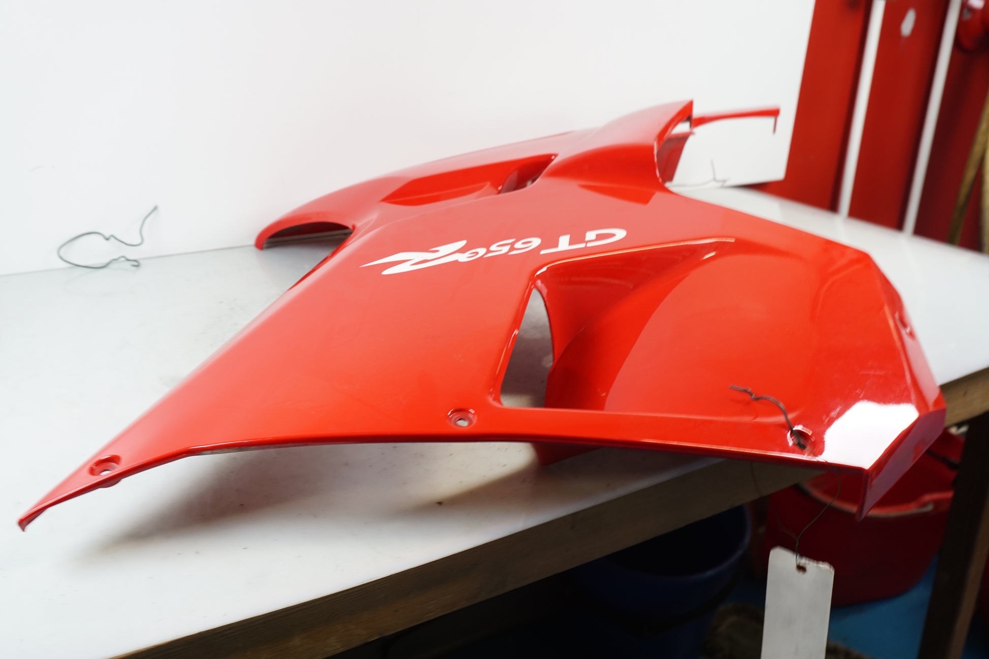 Vänster sida på Sidkåpa från en Hyosung GT 650 -2006 motorcykel.