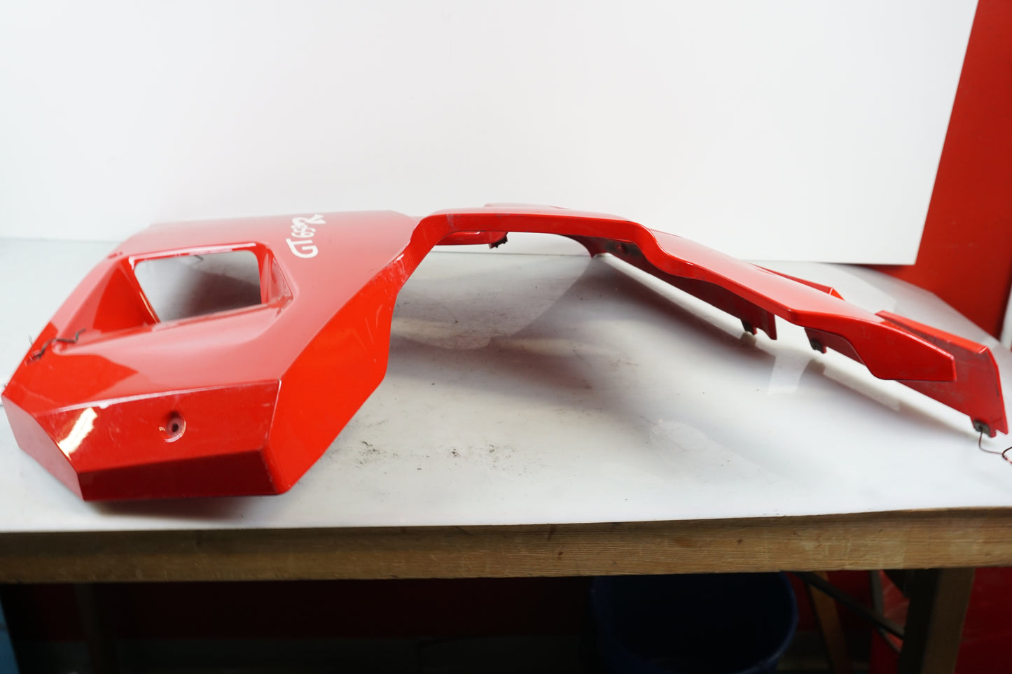 Snett uppifrån på Sidkåpa från en Hyosung GT 650 -2006 motorcykel.