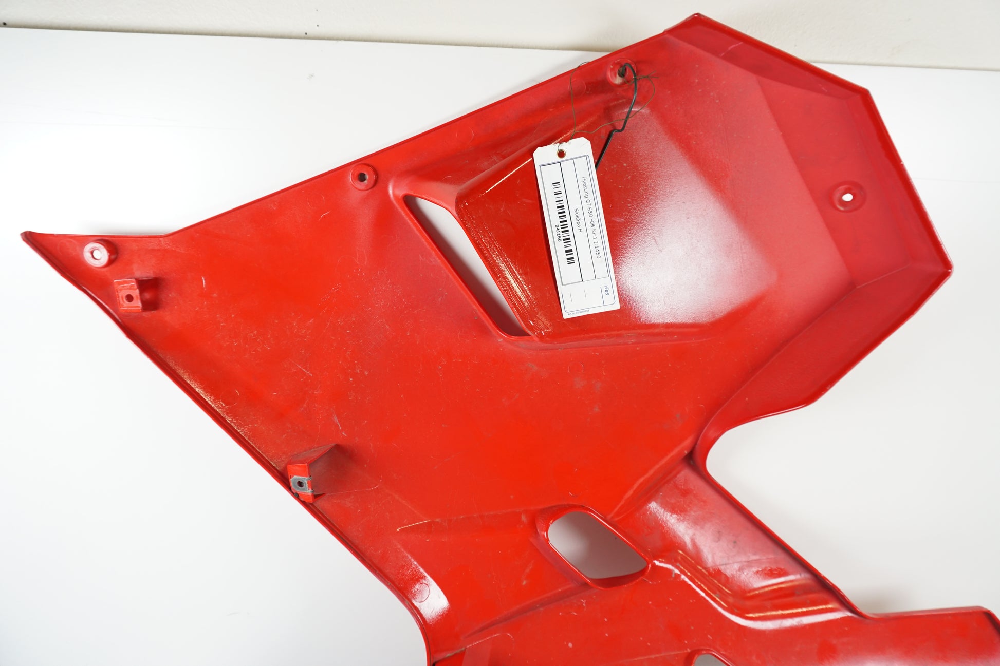 Snett nerifrån på Sidkåpa från en Hyosung GT 650 -2006 motorcykel.