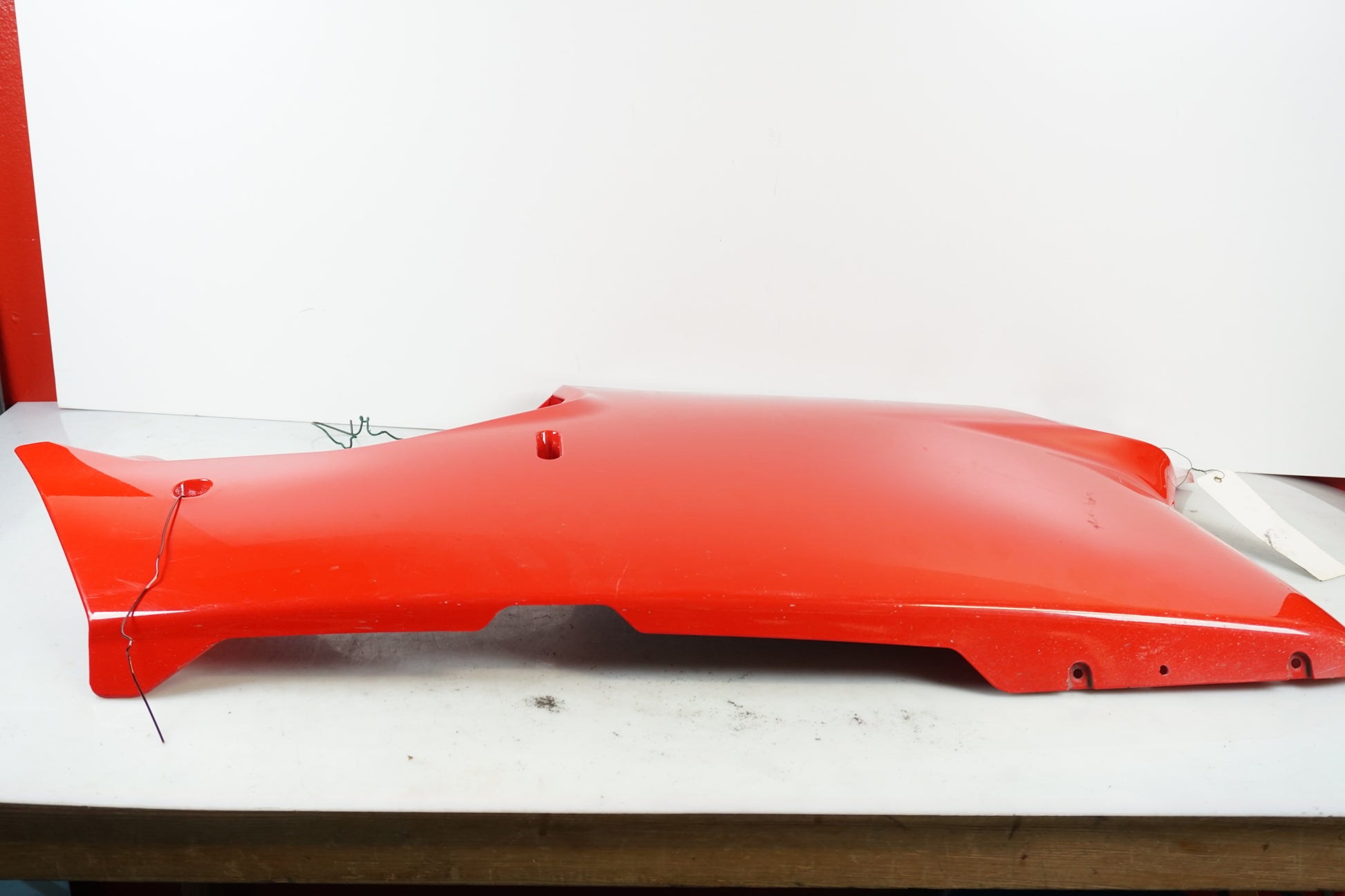 Baksidan på Magkåpa från en Ducati 749 -2003 motorcykel.