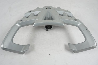 Snett uppifrån på Pakethållare från en BMW R 1200 GS -2006 motorcykel.