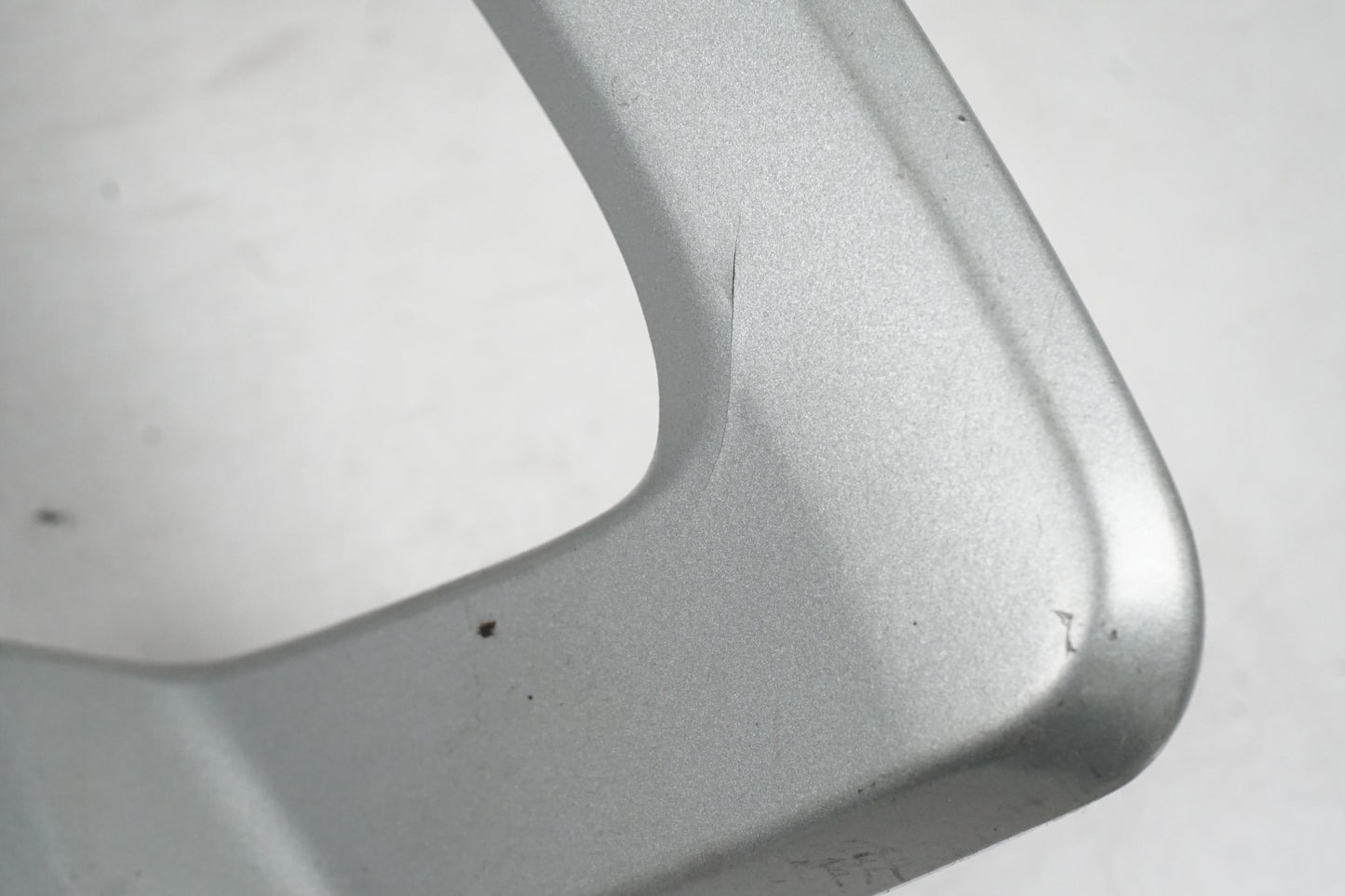 Snett nerifrån på Pakethållare från en BMW R 1200 GS -2006 motorcykel.