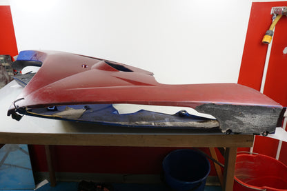 Baksidan på Magkåpa från en Triumph Daytona 675 -2010 motorcykel.