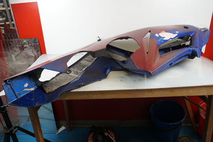 Snett uppifrån på Magkåpa från en Triumph Daytona 675 -2010 motorcykel.