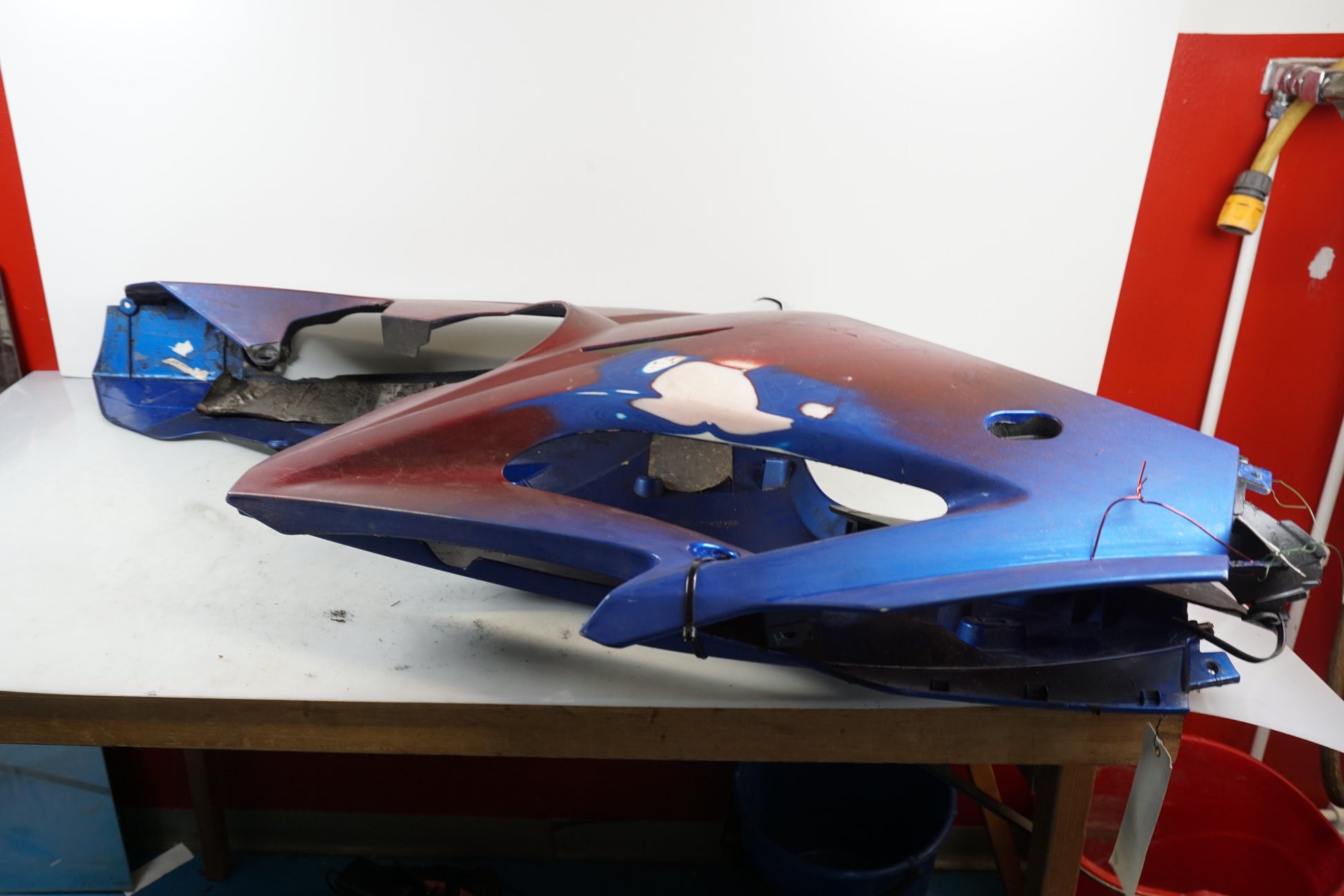 Snett nerifrån på Magkåpa från en Triumph Daytona 675 -2010 motorcykel.