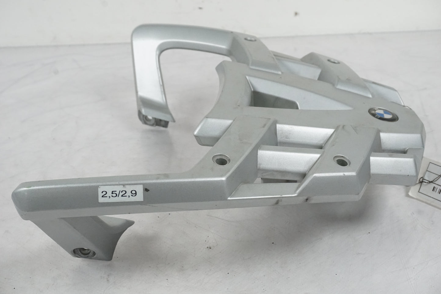 Snett uppifrån på Pakethållare från en BMW R 1200 GS -2007 motorcykel.