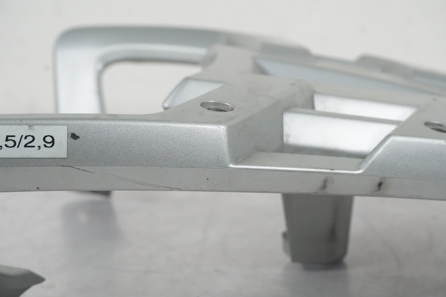 Snett nerifrån på Pakethållare från en BMW R 1200 GS -2007 motorcykel.