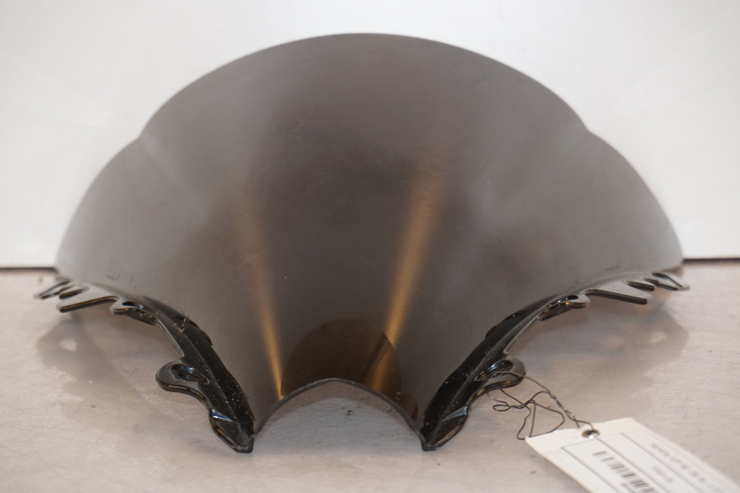 Baksidan på Vindruta från en Yamaha YZF R6 -2006 motorcykel.