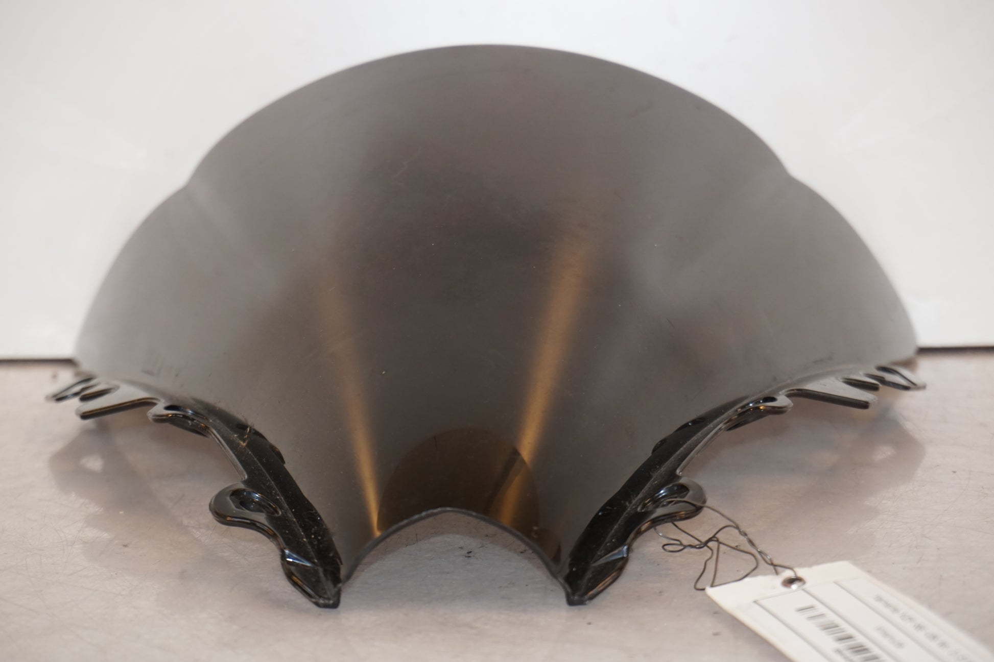 Baksidan på Vindruta från en Yamaha YZF R6 -2006 motorcykel.