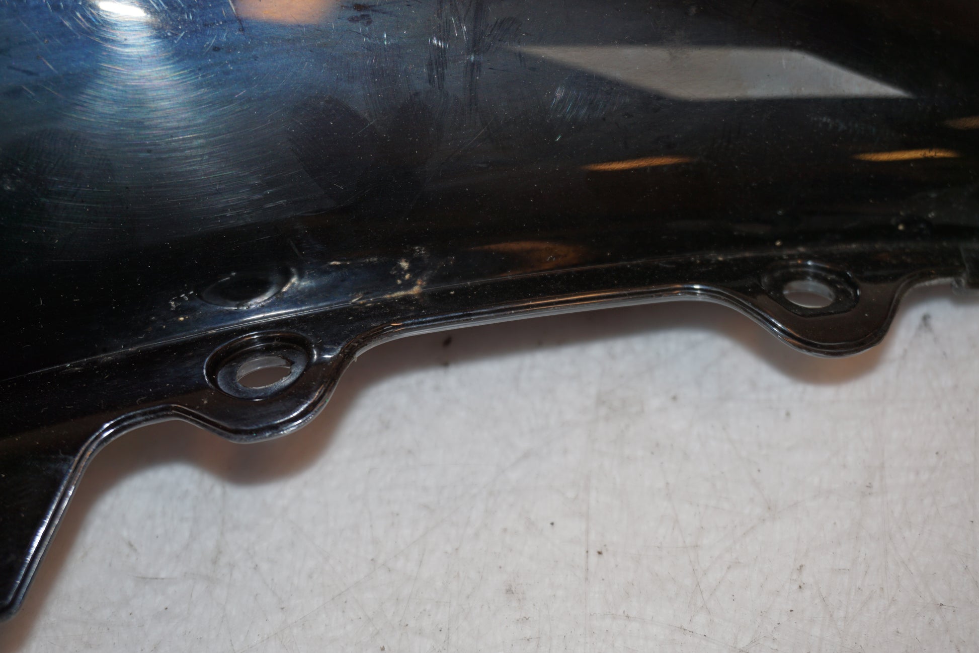 Snett uppifrån på Vindruta från en Yamaha YZF R6 -2006 motorcykel.