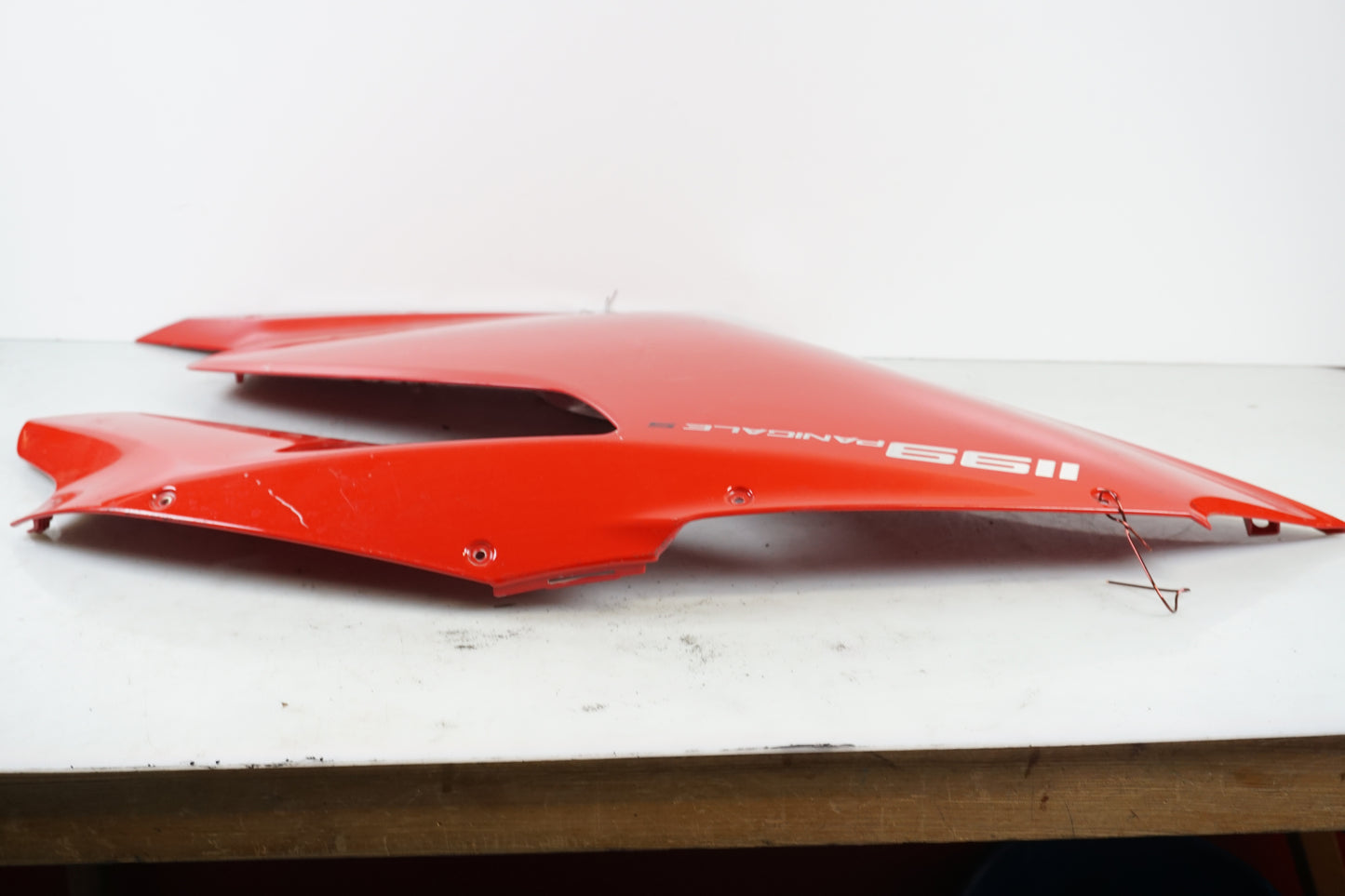 Vänster sida på Sidkåpa från en Ducati 1199 Panigale -2012 motorcykel.