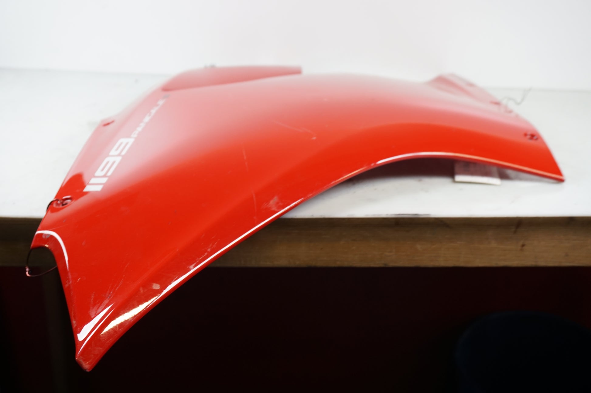 Snett uppifrån på Sidkåpa från en Ducati 1199 Panigale -2012 motorcykel.