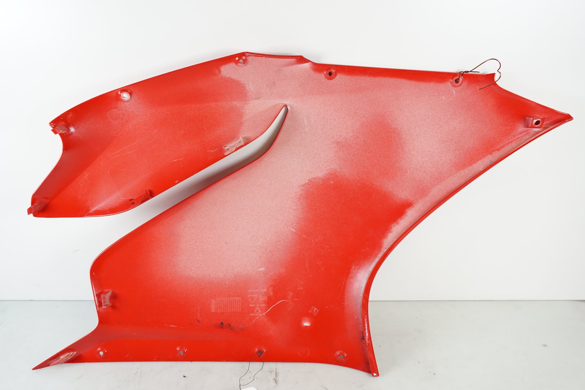 Snett nerifrån på Sidkåpa från en Ducati 1199 Panigale -2012 motorcykel.